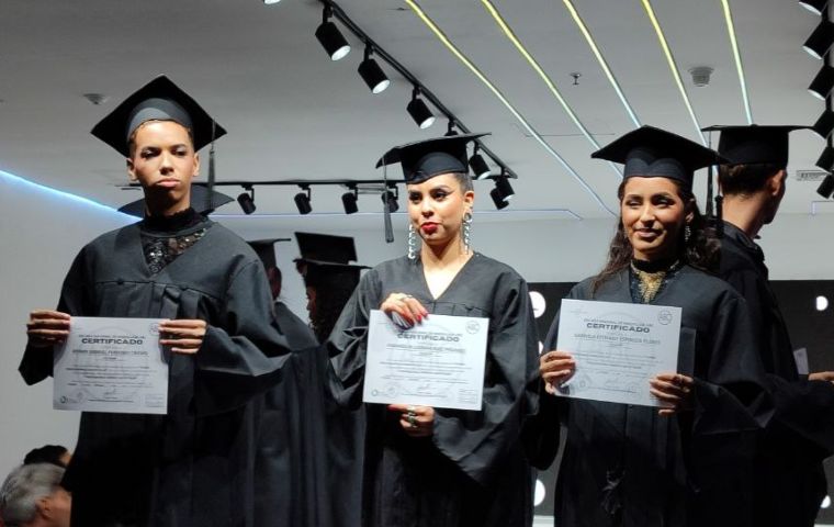 La Escuela Nacional de Maquillaje, celebró su 5ta temporada de becados en un evento sin precedentes