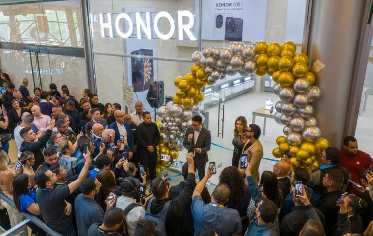 ¡Go Beyond! CLX Group y Nasar Dagga abren las puertas de la primera tienda HONOR de Venezuela