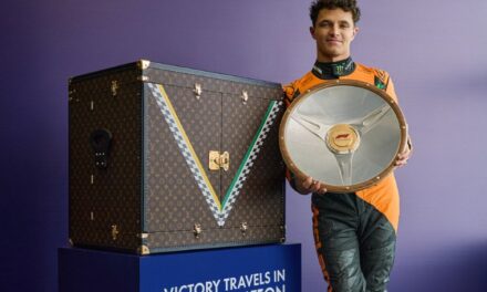 Lando Norris, Gana el trofeo del formula 1, Gran Premio de Australia Louis Vuitton  2025 en Melbourne presentado en su baúl de trofeos Louis Vuitton hecho a medida