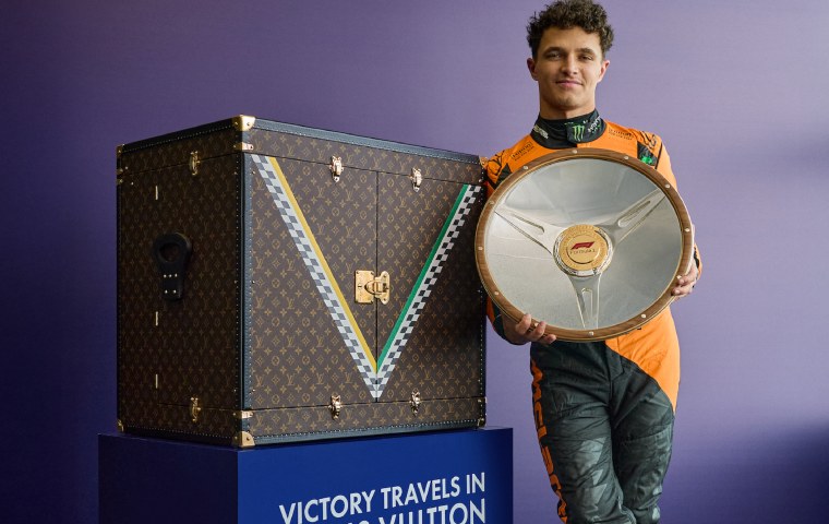 Lando Norris, Gana el trofeo del formula 1, Gran Premio de Australia Louis Vuitton  2025 en Melbourne presentado en su baúl de trofeos Louis Vuitton hecho a medida