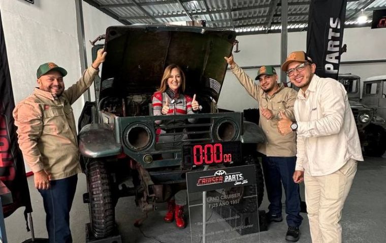 Cruiser Parts inaugura un museo viviente Toyota con la restauración en vivo del Land Cruiser FJ25 de 1957