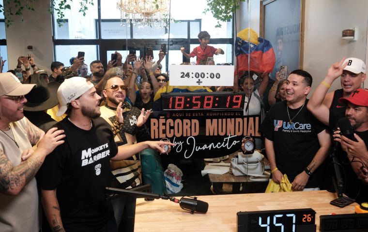 Juancito Venezuela logra el récord mundial del podcast más largo con 43 horas de transmisión