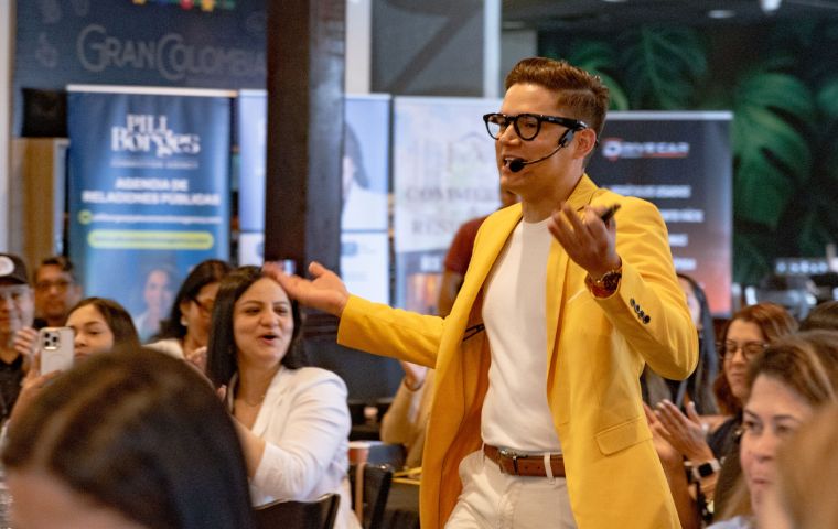 De robot de fiestas a mentor digital: la historia en EE.UU. del venezolano Jhonatan Olivares que está inspirando a emprendedores latinos