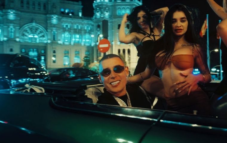 El regreso de un ícono: Cosculluela presenta “Más Finas” y una nueva era musical