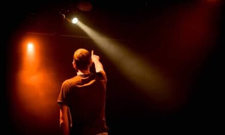 Aprende a iluminar el escenario en un intensivo de un día con Gerónimo Reyes  en Trasnocho Cultural