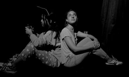 Fereteatro estrena su 10mo montaje, «Fondo negro con luciérnagas», una fábula teatral sobre el abismo y la redención
