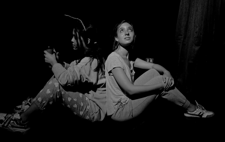 Fereteatro estrena su 10mo montaje, «Fondo negro con luciérnagas», una fábula teatral sobre el abismo y la redención