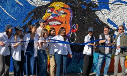 Minalba inaugura mural ecológico hecho por Oscar Olivares con 150 mil tapas recicladas