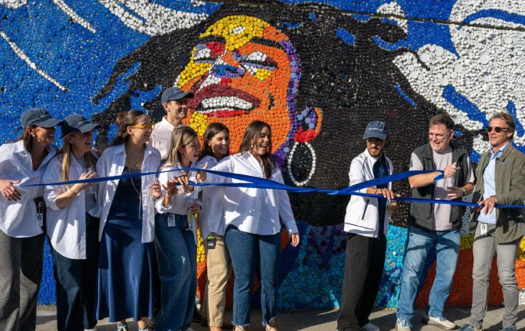 Minalba inaugura mural ecológico hecho por Oscar Olivares con 150 mil tapas recicladas
