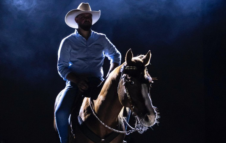 Miguelito Díaz revoluciona la estética visual de la música llanera con su estreno mundial “La Luna y Ella”