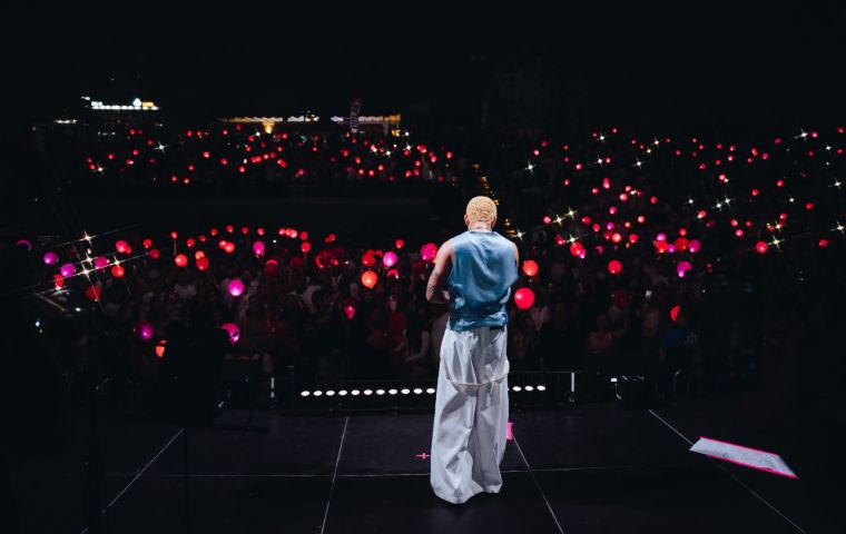 Noreh sanó corazones en una noche de contrastes
