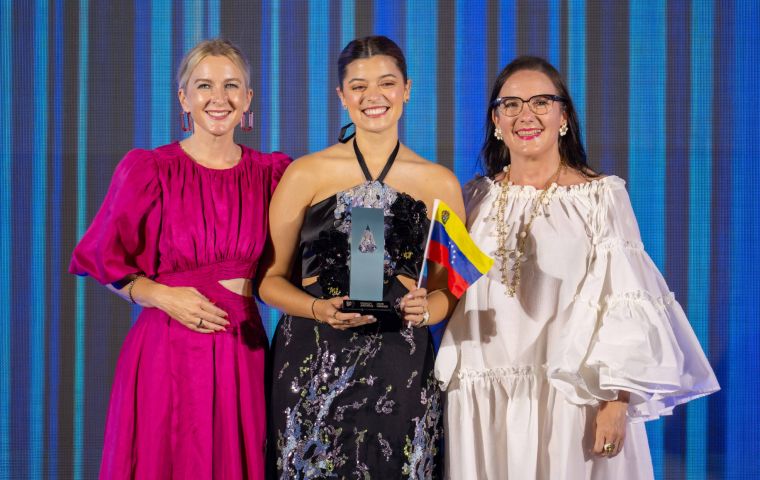 De Barquisimeto a Bangkok: Fabiana Abreu conquista el oro en los International Design Awards 2026