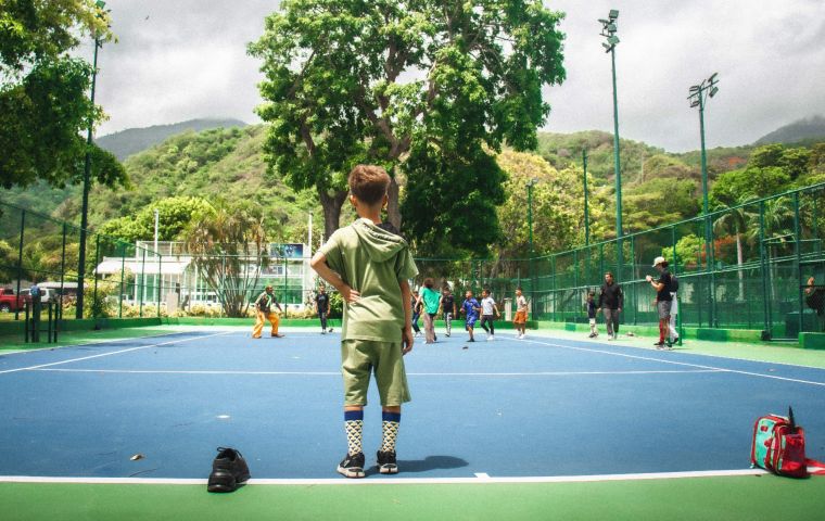 Más de 100 niños de Naiguatá participaron en una jornada comunitaria impulsada por Bajo el Árbol y LOS MENOR3S