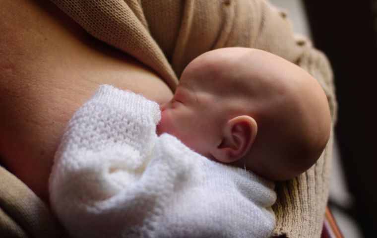Lactancia materna reduce hasta en 4,3 % el riesgo de cáncer de mama por año acumulado
