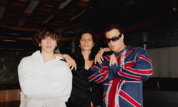 LOS MENOR3S continúan su imparable ascenso con «Guacamayas», un disco-house con Clara Vegas como protagonista del video