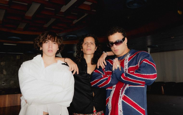 LOS MENOR3S continúan su imparable ascenso con «Guacamayas», un disco-house con Clara Vegas como protagonista del video
