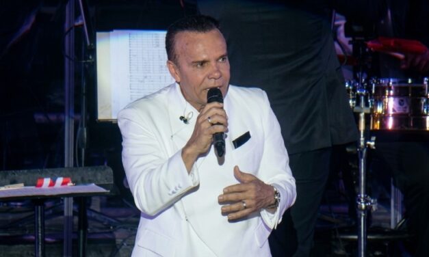 Alex D’Castro une su voz a la Orquesta Sinfónica de Venezuela y al Orfeón de la UCV en un concierto histórico