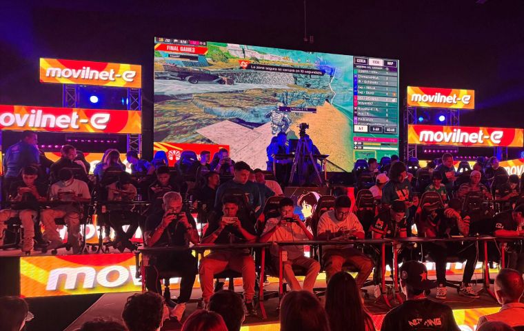 Movilnet-e celebra 5 años subiendo de nivel a la movida geek